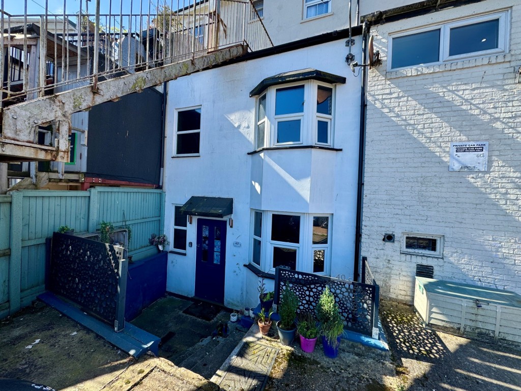 Lot: 53 - ONE-BEDROOM MAISONETTE CLOSE TO AMENITIES - Front of property